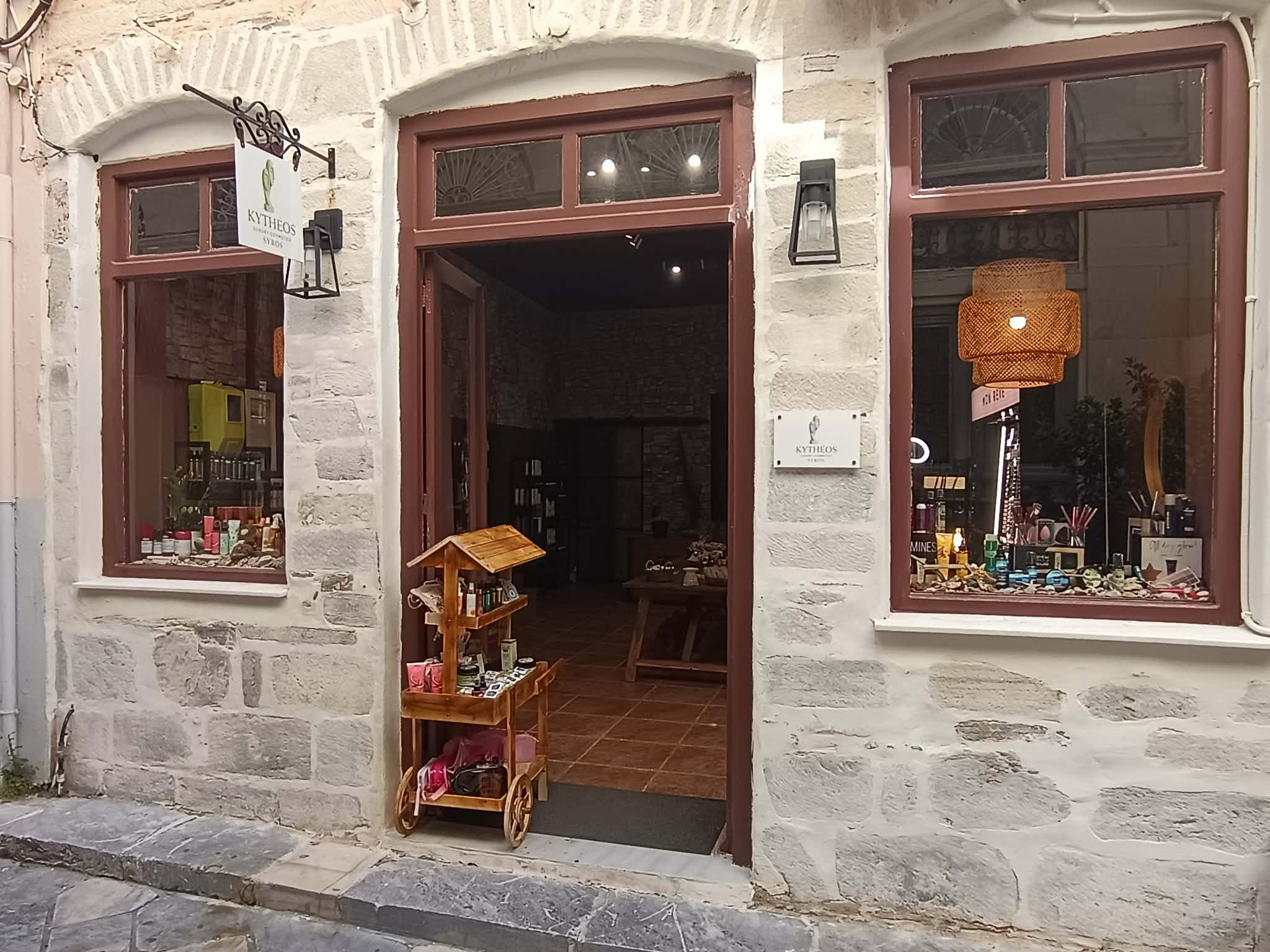 KYTHEOS Luxury Cosmetics Syros: Το νέο σημείο αναφοράς στην ομορφιά και την επαγγελματική περιποίηση στη Σύρο