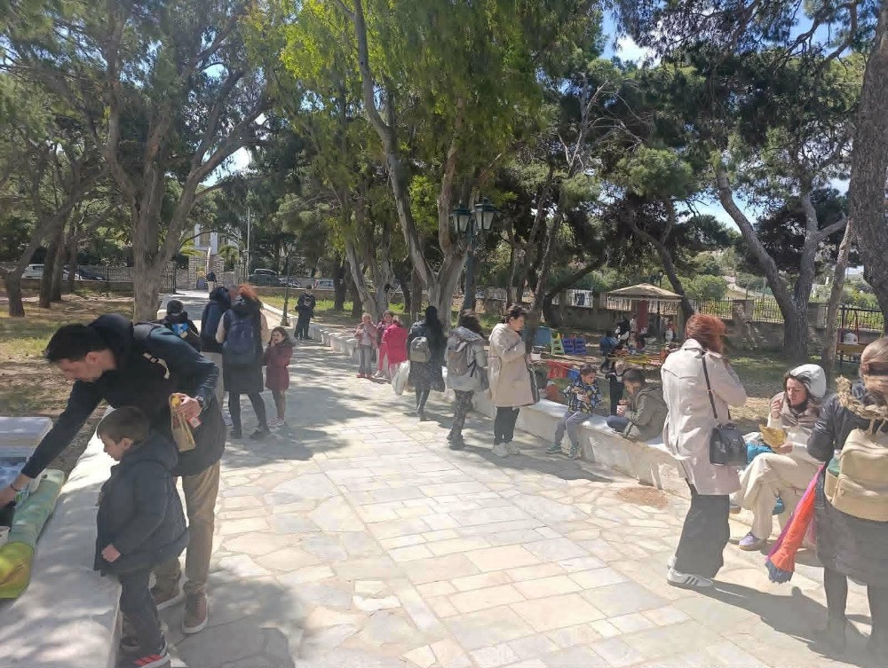 Τα παιδιά των κατηχητικών ομάδων της Σύρου, στην πευκόφυτη περιοχή της Παρακοπήs