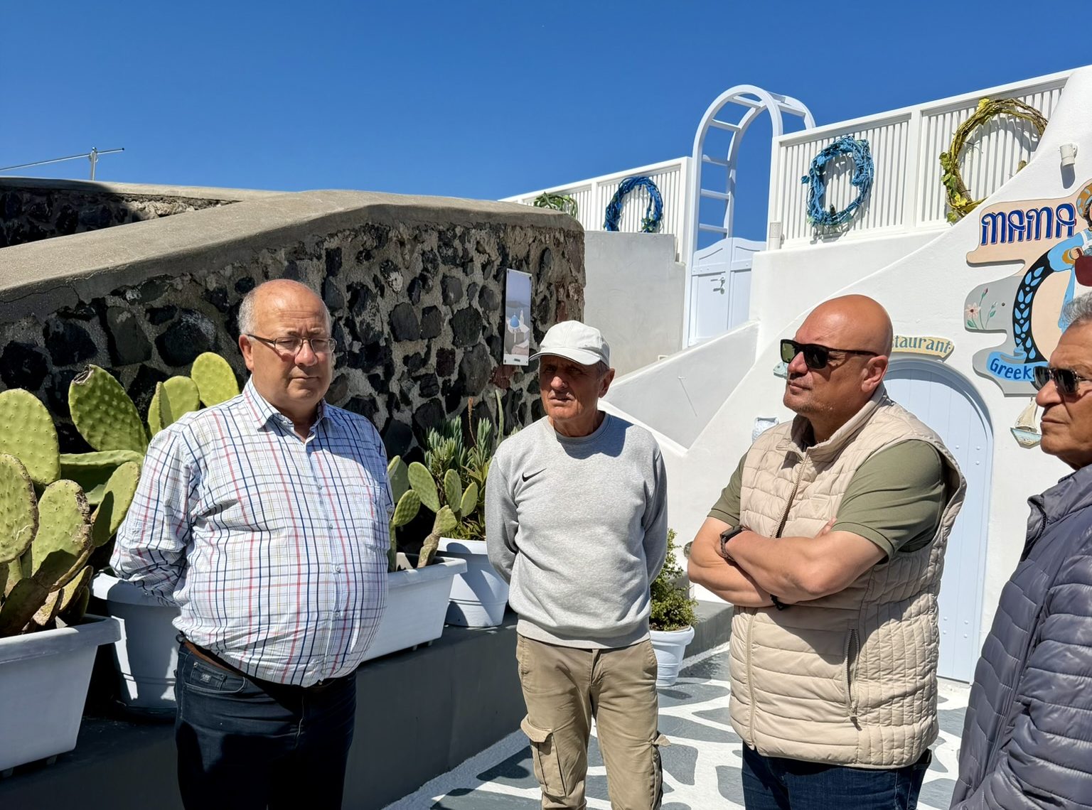 Επίσκεψη Δημάρχου Θήρας στις εργασίες ανάπλασης της πλατείας Φηροστεφανίου