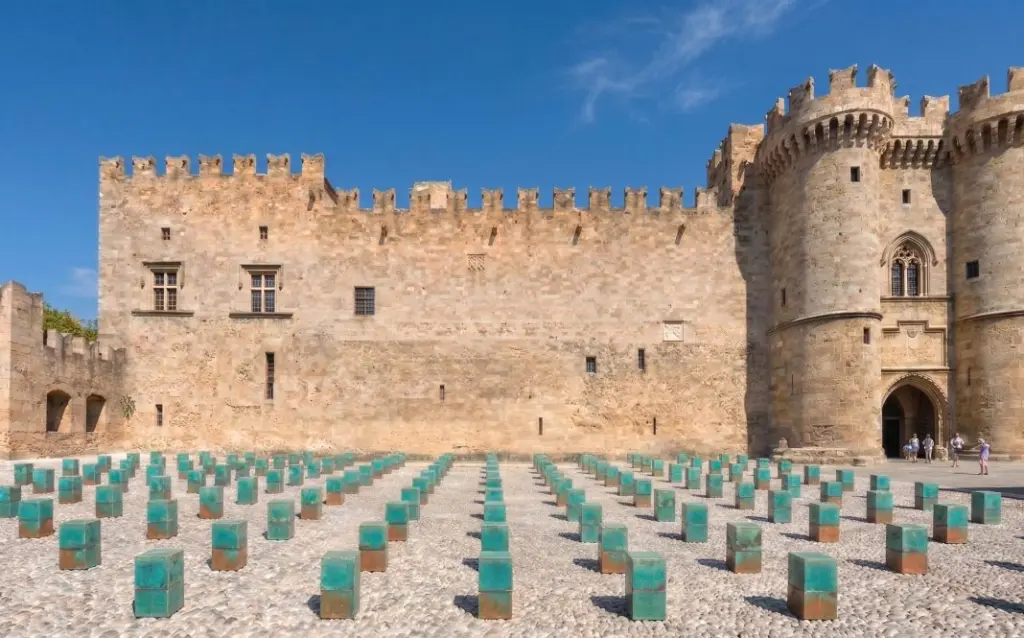 42 καλλιτέχνες, 18 χώρες, μία πόλη: Η Biennale που φέρνει τη σύγχρονη  κεραμική τέχνη στη Ρόδο 