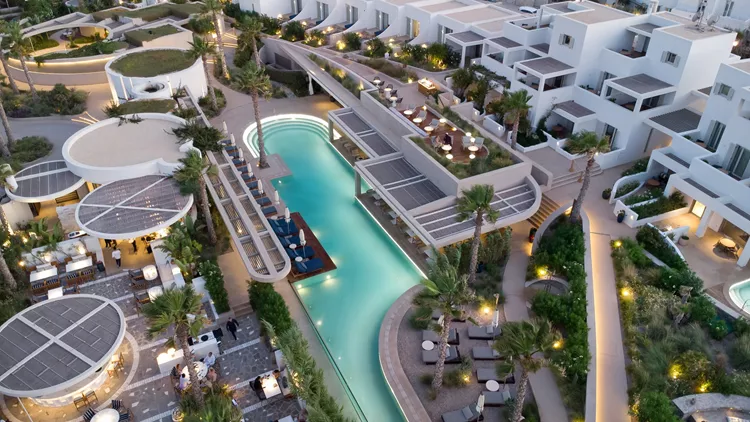 Avant Mar Πάρος: Το resort που έκανε τη Νάουσα ολιστικό προορισμό