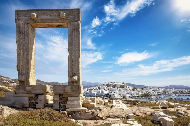 Τα αξιοθέατα, οι παραλίες και οι γεύσεις που κάνουν τη Νάξο ένα ξεχωριστό νησί