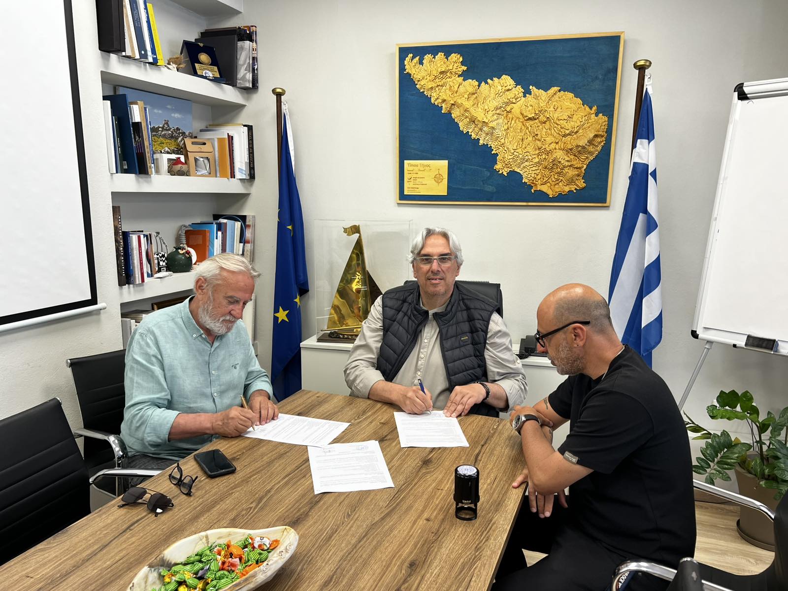 Τήνος: Αλλάζει όψη το λιμάνι – Υπεγράφη η σύμβαση για την ανάπλαση των στεγάστρων