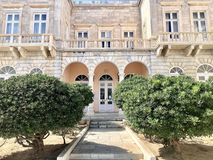 Καλοκαίρι με βιβλία στη Σύρο: Το νέο θερινό ωράριο της Δημοτικής Βιβλιοθήκης