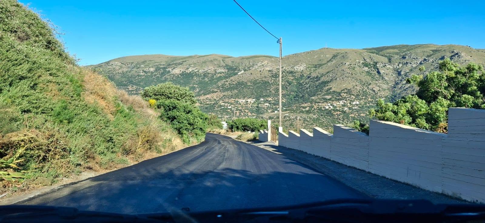 Δήμος Άνδρου: Ολοκληρώθηκε η ασφαλτόστρωση στον Πιτροφό – Σειρά έχουν τα Λειβάδια