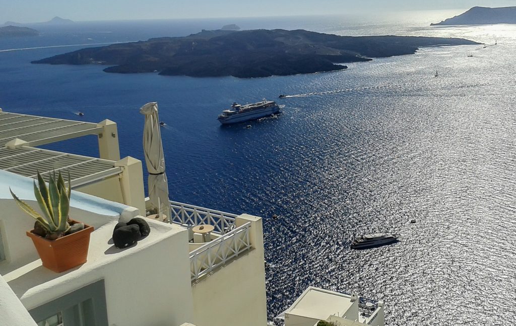 Σαντορίνη: Στον “αέρα” η κρουαζιέρα λόγω της αποχής των τουριστικών λεωφορείων – Ακυρώσεις και τροποποιήσεις δρομολογίων