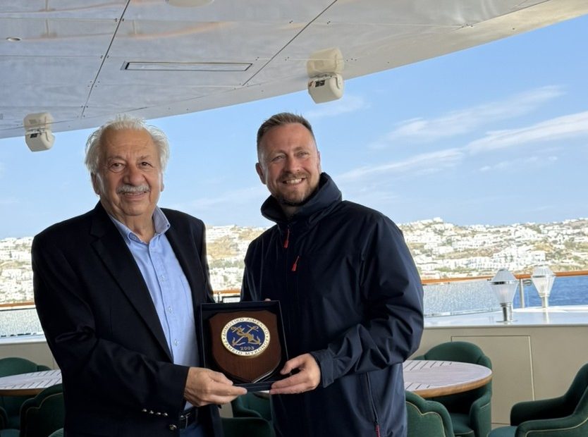 ΔΛΤ Μυκόνου: Τιμήθηκε ο πλοίαρχος του υπερπολυτελούς “Four Seasons I”