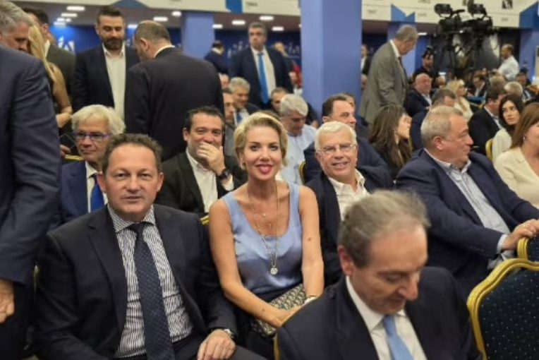 Δυναμικό “παρών” της Κατερίνας Μονογυιού στα κεντρικά της Νέας Δημοκρατίας για την εκλογή Κυρανάκη