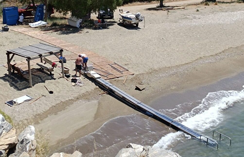 Ολοκληρώθηκε η τοποθέτηση συστημάτων πρόσβασης σε παραλίες της Κέας
