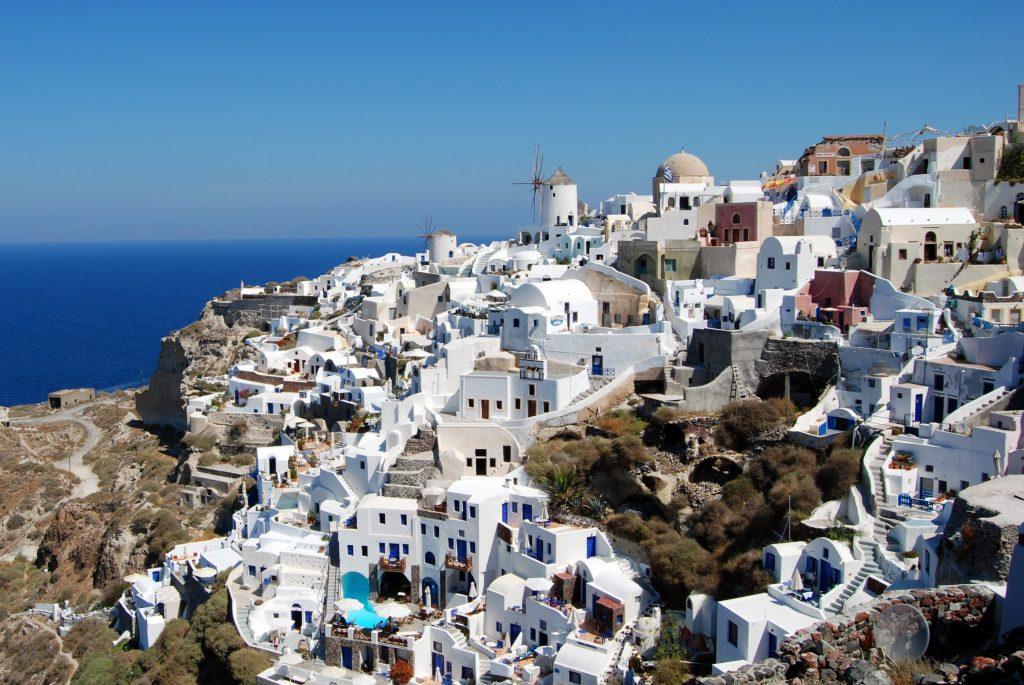 Το «μοντέλο 70-30» διχάζει τη Σαντορίνη: Η κόντρα Δήμου, CLIA και τοπικής αγοράς