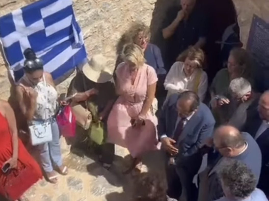 Εγκαινιάστηκε το κτίριο του Θόλου στη Χώρα Αμοργού παρουσία της Υπουργού Πολιτισμού Λίνας Μενδώνη και της Βουλευτή Κυκλάδων Κατερίνας Μονογυιού