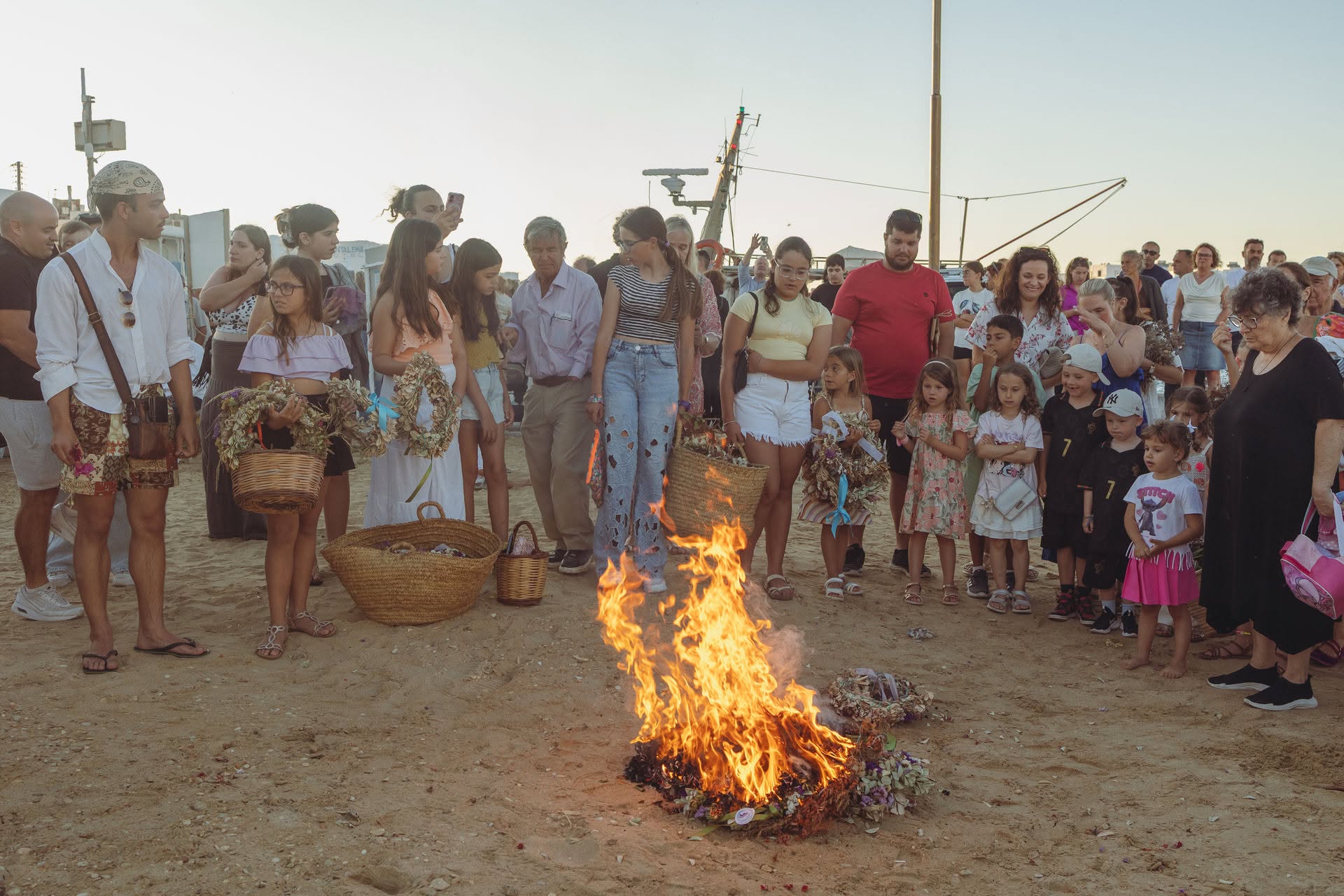 Με επιτυχία και παιδικά χαμόγελα αναβίωσε το έθιμο του Κλήδονα στην Αντίπαρο