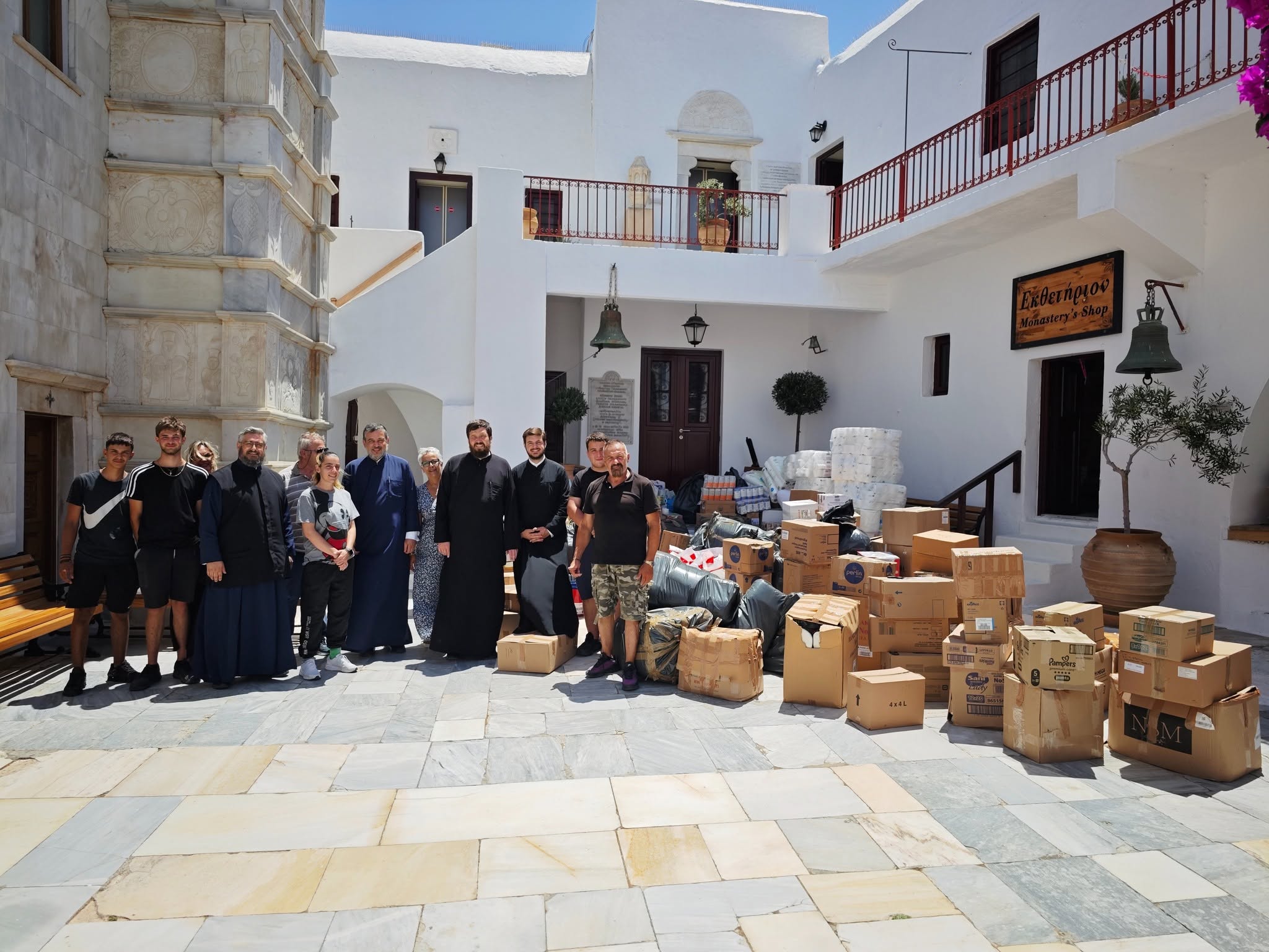 Συγκινητική ανταπόκριση στη Μύκονο – Πρωτοφανής συγκέντρωση ειδών πρώτης ανάγκης για το Γηροκομείο της Μητροπόλεως
