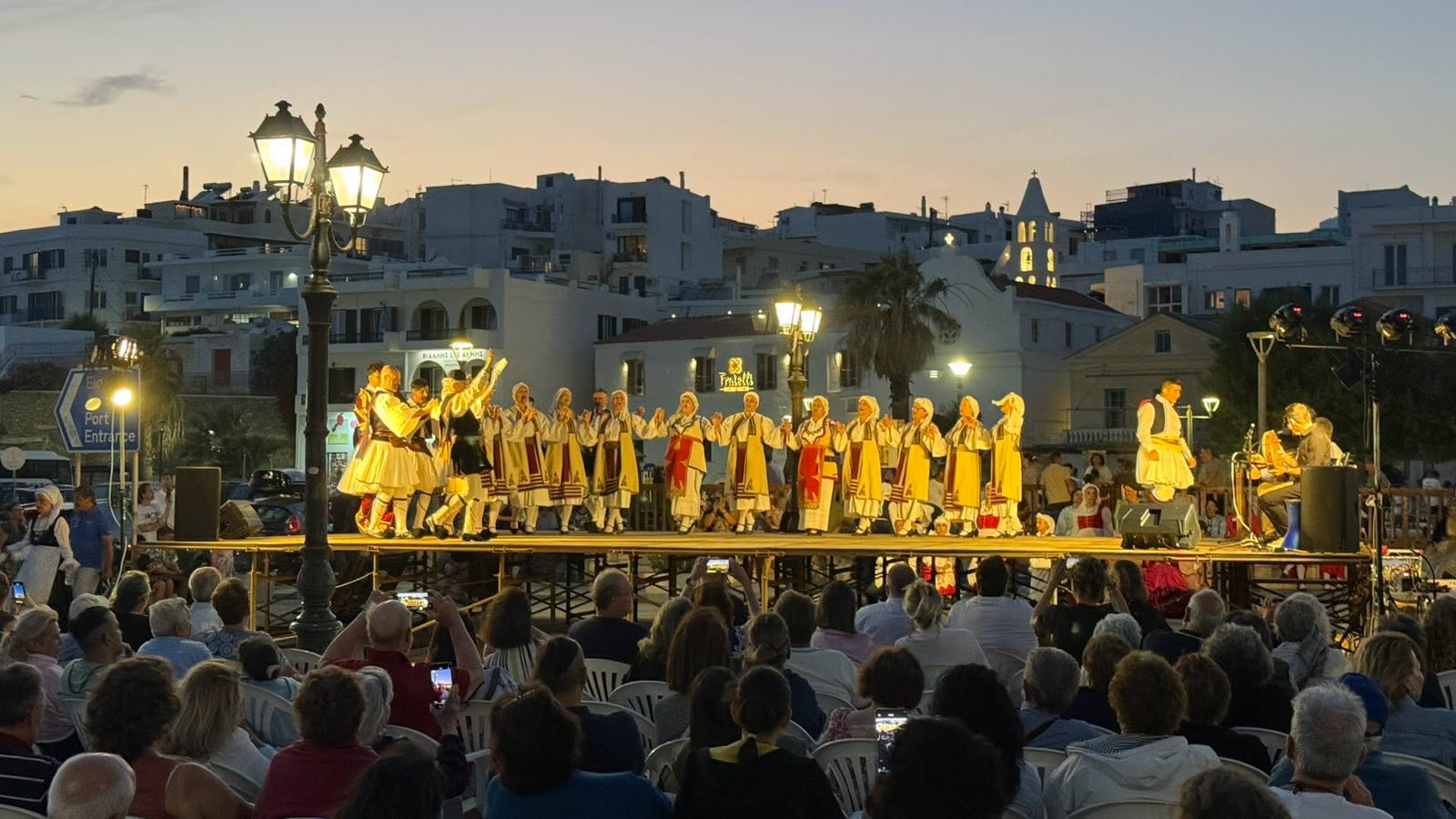 Μια ξεχωριστή μουσικοχορευτική βραδιά στην Τήνο – Η παράδοση «ζωντάνεψε» στην Παλλάδα