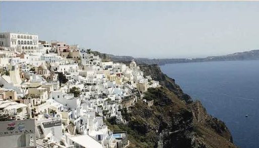 Σε τροχιά διόρθωσης και νομικής σύγκρουσης ο τουρισμός στη Σαντορίνη