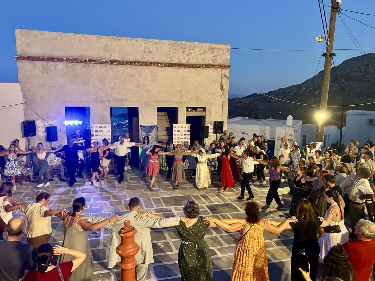 Όταν η παράδοση γίνεται γιορτή, όλο το νησί γίνεται μια παρέα – Η αναβίωση του παραδοσιακού γάμου σε Σέριφο και Ικαρία