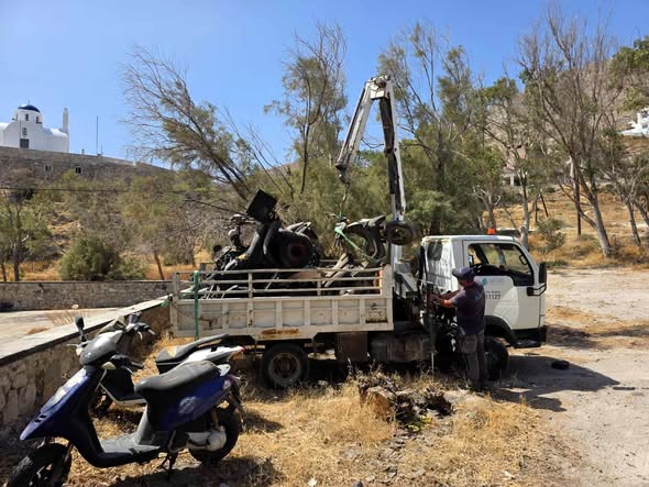 Συνεχίζεται η εκστρατεία του Δήμου Θήρας – Δεκαεπτά εγκαταλελειμμένα οχήματα και ATV απομακρύνθηκαν από Καρτεράδο, Μεσαριά και Επισκοπή Γωνιάς