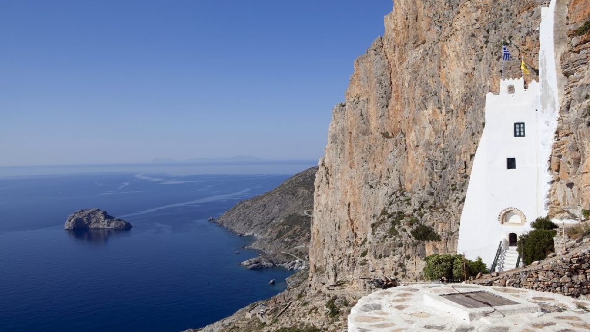 Παναγία η Χοζοβιώτισσα – Το λευκό «θαύμα» που κρέμεται στα βράχια της Αμοργού