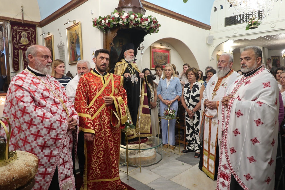 Με εκκλησιαστική λαμπρότητα και πάνδημη συμμετοχή τιμήθηκε η Αγία Κυριακή στη Μύκονο