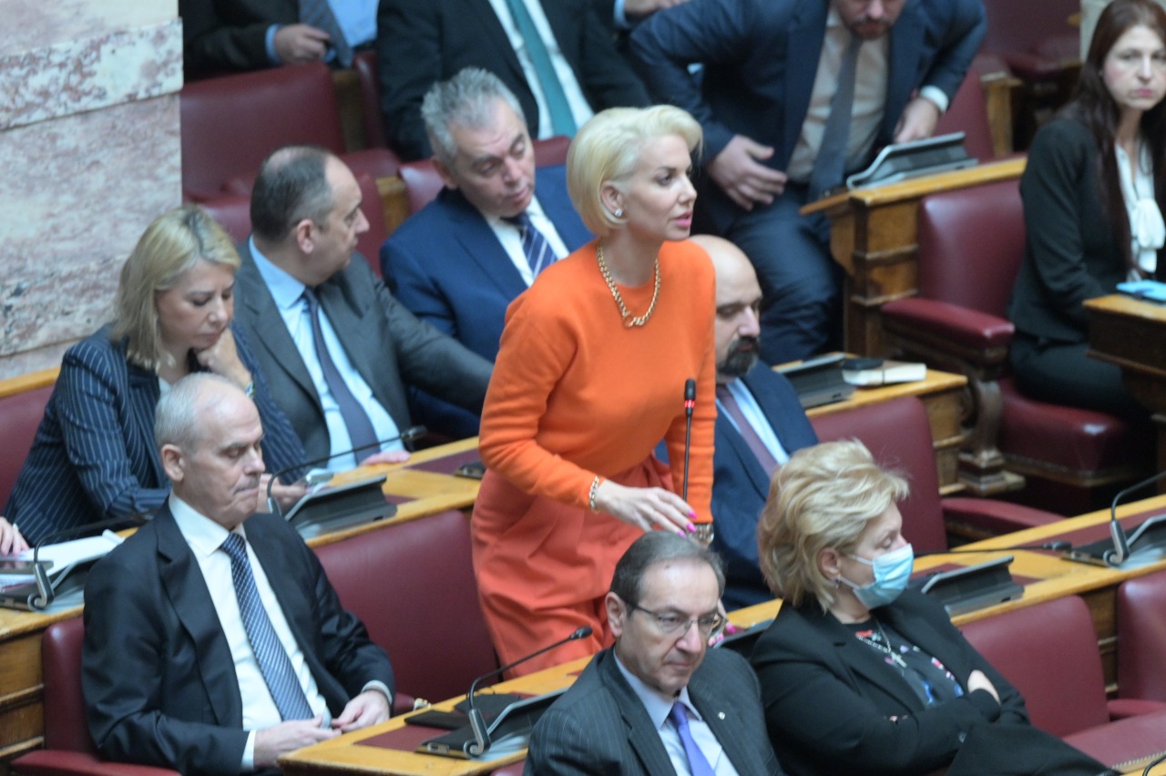 Στο πλευρό των κατοίκων και των επαγγελματιών της Ίου η Κατερίνα Μονογυιού για το ζήτημα του ρεύματος