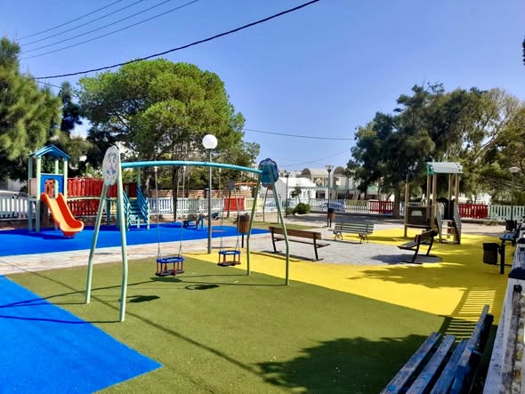 Πλήρως ανανεωμένες και πιστοποιημένες για ασφαλές παιχνίδι οι παιδικές χαρές στον Δήμο Θήρας