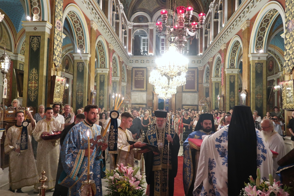Mε κατάνυξη και τη συμμετοχή πλήθους πιστών τελέσθηκε η Ακολουθία των Εγκωμίων της Θεοτόκου στην Ερμούπολη