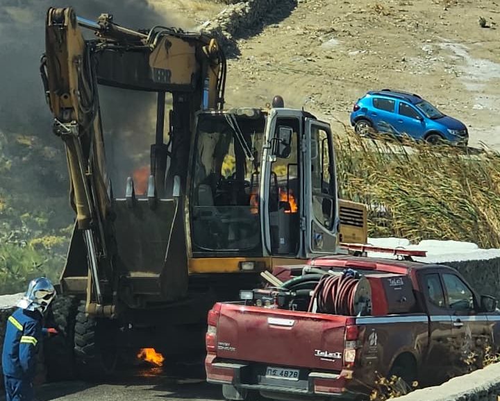 Φωτιά σε Εκσκαφέα στην Άνω Μερά Μυκόνου – Άμεση κινητοποίηση της Πυροσβεστικής
