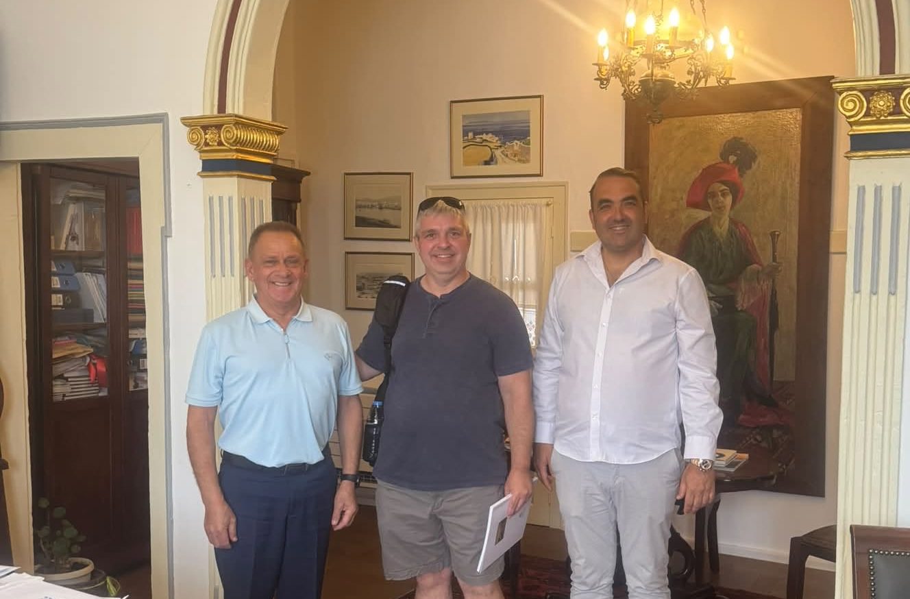 Ιστορική συνάντηση στο Δημαρχείο Μυκόνου: Υποδοχή του απογόνου του Κόμη Βοΐνοβιτς από τη δημοτική αρχή