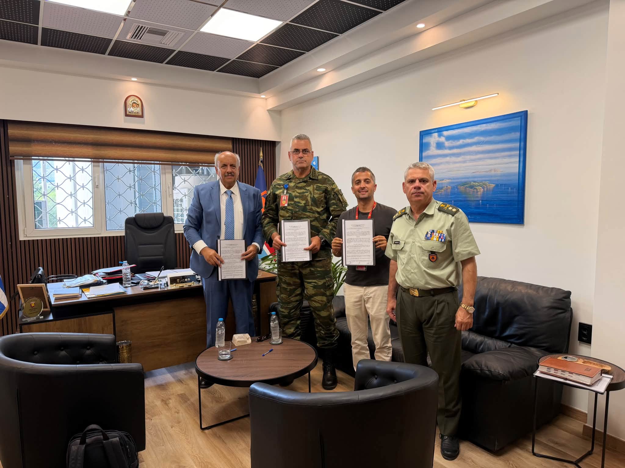 Υπογράφηκε η σύμβαση για την κρηπίδωση του Νότιου Μώλου στο αλιευτικό καταφύγιο Βλυχάδας Θήρας