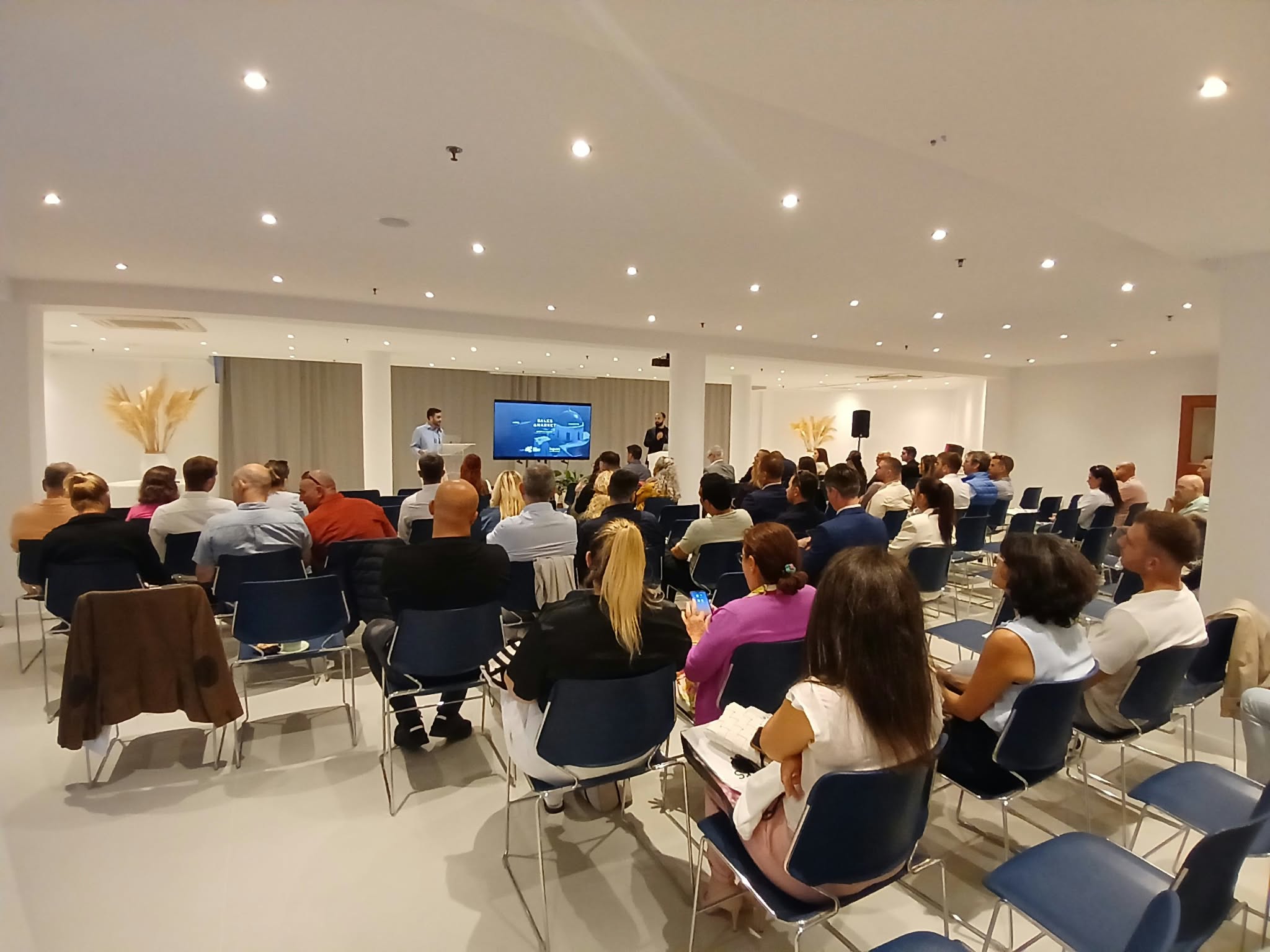Με μεγάλη επιτυχία ολοκληρώθηκε η εξειδικευμένη ημερίδα «Hotel Sales & Market Insights | Santorini Edition» από την Ένωση Ξενοδόχων Σαντορίνης και τη Loguers